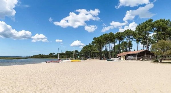 Où camper au bord du lac de Biscarrosse avec un accès direct à une plage?