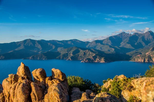 Découvrez la nature sauvage de la Corse dans un camping naturiste atypique en bord de mer « Naturisme Rivabella »