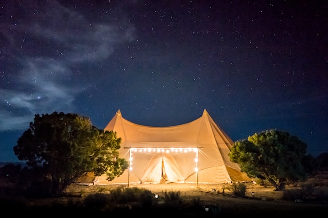 Quels sont les avantages d’un camping atypique en pleine nature ?