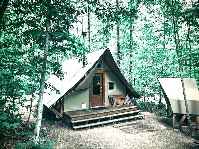 Quels sont les types de lodge proposés par les campings en Auvergne ?